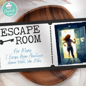 Könnte beinhalten: Ein schwarz-weißes Ticket mit dem Text "ESCAPE ROOM" und einem Schlüsselsymbol. Das Ticket ist für "Maria" und enthält den Text "1 Escape Room Abenteuer deiner Wahl. Von Mike". Das Ticket zeigt ein Foto einer Frau, die durch eine Tür rennt.