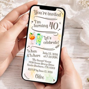 Könnte beinhalten: Ein Smartphone zeigt eine Einladung zum 40. Geburtstag. Das Design umfasst Aquarellgrafiken von Cocktails, Sternen und floralen Akzenten. Der Einladungstext lautet "Du bist eingeladen", "Ich werde 40" und die Veranstaltungsdetails.