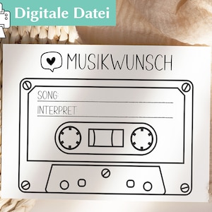 Könnte beinhalten: Schwarz-weißes druckbares Kassettenband-Design mit dem Text "MUSIKWUNSCH" und den Wörtern "SONG" und "INTERPRET" in einem leeren Feld zum Schreiben.