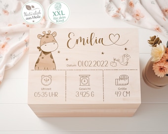 Könnte beinhalten: Eine Holz-Erinnerungskiste mit einer Giraffenillustration und dem Namen "Emilia" auf dem Deckel graviert. Die Box enthält auch das Datum "01.02.2022", die Uhrzeit "05:35 UHR", das Gewicht "3.425 g" und die Größe "49 cm".