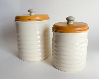 Juego de recipientes de cerámica Furio vintage con tapas de madera y diseño acanalado: utensilios de cocina de mediados de siglo, color crema y neutros.