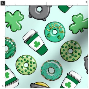 Puede incluir: Un patrón sin costuras con tréboles verdes, donas con glaseado verde y chispas, y tazas de café con tréboles verdes. El fondo es azul claro.