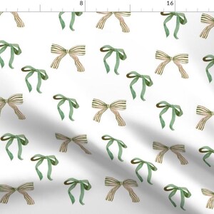 Pu&ograve; includere: Uno schema senza cuciture con fiocchi verdi e marroni su uno sfondo bianco. I fiocchi sono disposti in uno schema ripetitivo, creando un design festoso ed elegante.
