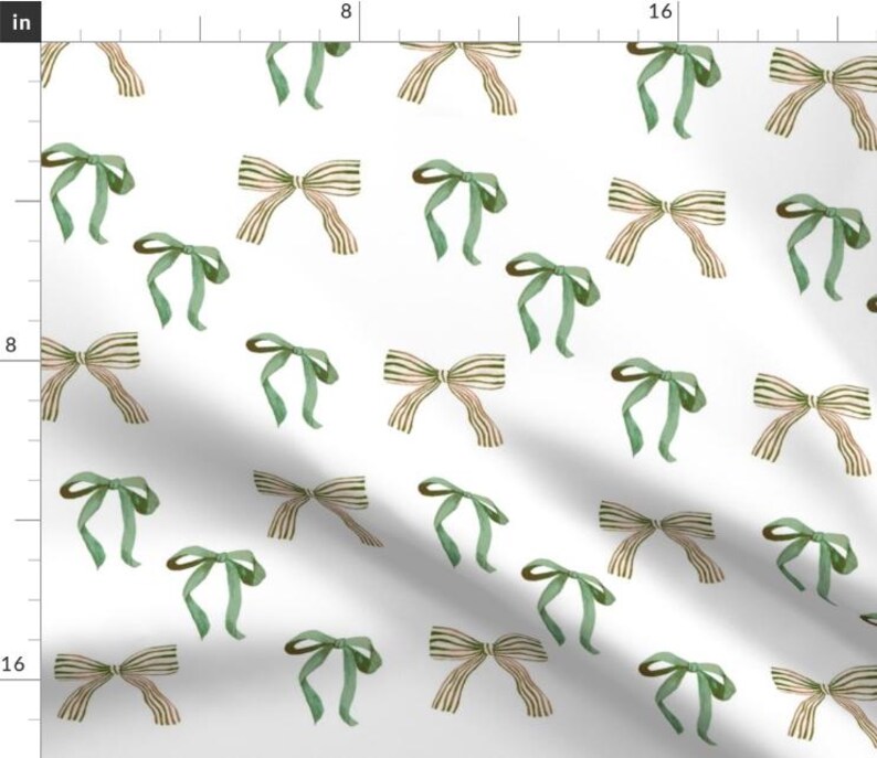 Pu&ograve; includere: Uno schema senza cuciture con fiocchi verdi e marroni su uno sfondo bianco. I fiocchi sono disposti in uno schema ripetitivo, creando un design festoso ed elegante.