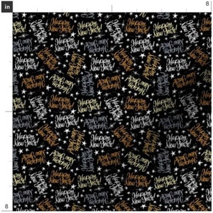 Puede incluir: Un fondo negro con un patrón repetido de texto "Happy New Year!" en oro, plata y blanco y estrellas.