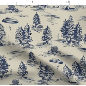 Può includere: Un tessuto beige con un motivo ripetuto di disegni a inchiostro blu di pini, dischi volanti e figure in un ambiente boschivo.