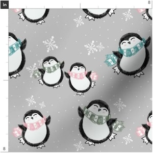 Peut inclure: Un motif sans couture représentant de jolis pingouins portant des écharpes colorées sur un fond gris avec des flocons de neige blancs. Les pingouins sont dessinés dans un style cartoon avec des corps noirs et blancs et des écharpes colorées.