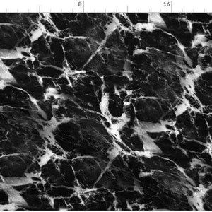 Può includere: Texture di marmo nero e bianco con un motivo a spirale. Il marmo ha uno sfondo grigio scuro con venature bianche.
