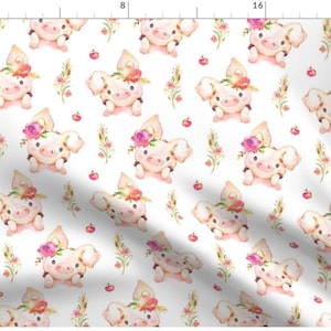 Könnte beinhalten: Ein nahtloses Muster mit Aquarell-Illustrationen von rosa Schweinen, die Blumenkränze tragen. Die Schweine sind von kleinen rosa Äpfeln, Weizenhalmen und zarten Blumen auf weißem Hintergrund umgeben.