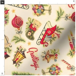 Può includere: Un design di carta da regalo natalizia vintage con sfondo bianco e un motivo ripetitivo di icone natalizie rosse, verdi e dorate. Le icone includono un gatto in una calza, una slitta con i regali, una renna, una lanterna, una canna di zucchero e una ciotola di ornamenti. Il testo "Greetings" è scritto in corsivo rosso.