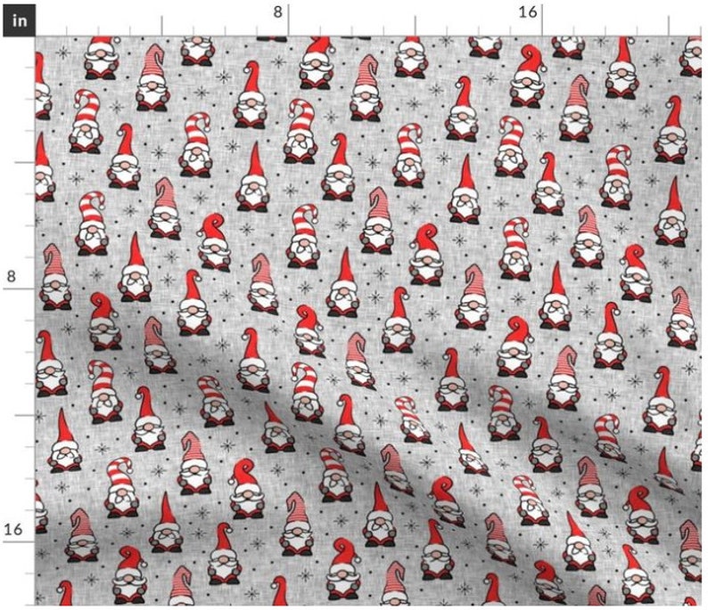Puede incluir: Una tela gris con un patr&oacute;n repetido de gnomos rojos y blancos con barbas blancas y sombreros rojos. El fondo es gris claro con una textura sutil.
