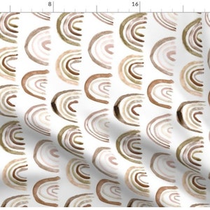 Può includere: Uno schema senza cuciture che presenta un design ripetitivo di arcobaleni ad acquerello in tonalità di marrone, beige e rosa su uno sfondo bianco.