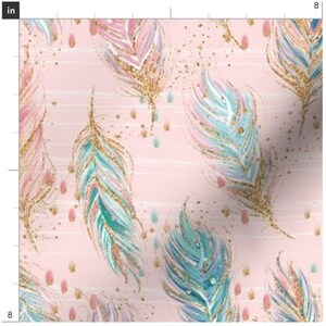 Può includere: Uno schema senza cuciture con piume rosa e blu con accenti di glitter dorati su uno sfondo rosa con strisce bianche.