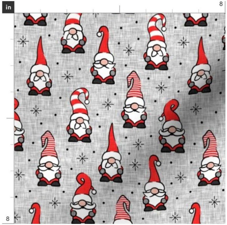 Puede incluir: Una tela gris y blanca con un patr&oacute;n repetido de gnomos rojos y blancos. Los gnomos tienen barbas blancas y sombreros rojos con rayas blancas. El fondo es una tela gris y blanca con una textura sutil.