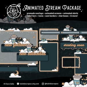 以下が含まれることがあります： TwitchまたはYouTube用の天体モチーフのアニメーションストリームパッケージ。パッケージには、オーバーレイ、アニメーション画面、アラート、ラベルバー、アイコン、カメラボーダー、チャットボックスなどが含まれています。デザインは、暗い青色の背景に金色のアクセントと、雲、星、コーヒーカップのイラストが描かれています。