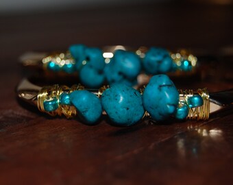 Pulsera de oro con cuentas de turquesa envueltas en alambre
