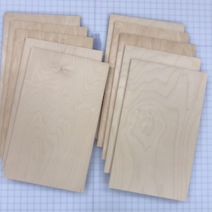 Puede incluir: Una pila de 10 chapas de madera natural. Las chapas son rectangulares y de color marr&oacute;n claro. La veta de la madera es visible en la superficie de las chapas.