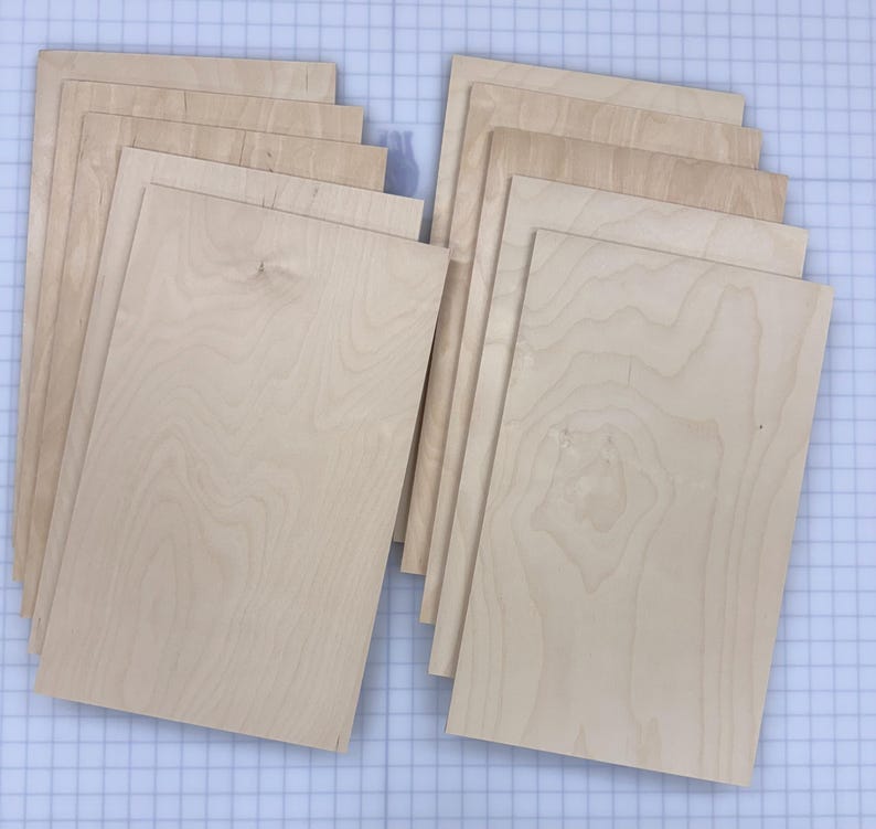 Puede incluir: Una pila de 10 chapas de madera natural. Las chapas son rectangulares y de color marr&oacute;n claro. La veta de la madera es visible en la superficie de las chapas.