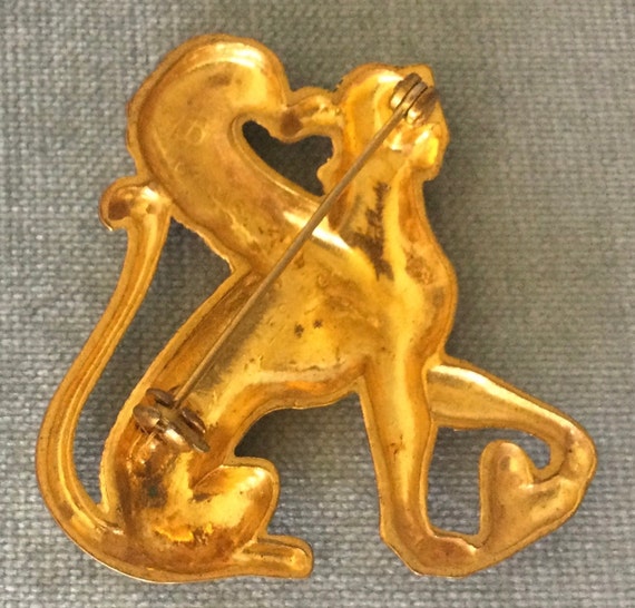 Broche Pin's Vintage ARTHUS BERTRAND - Saint Claude - Thème Chasse Pêche (1966/76)