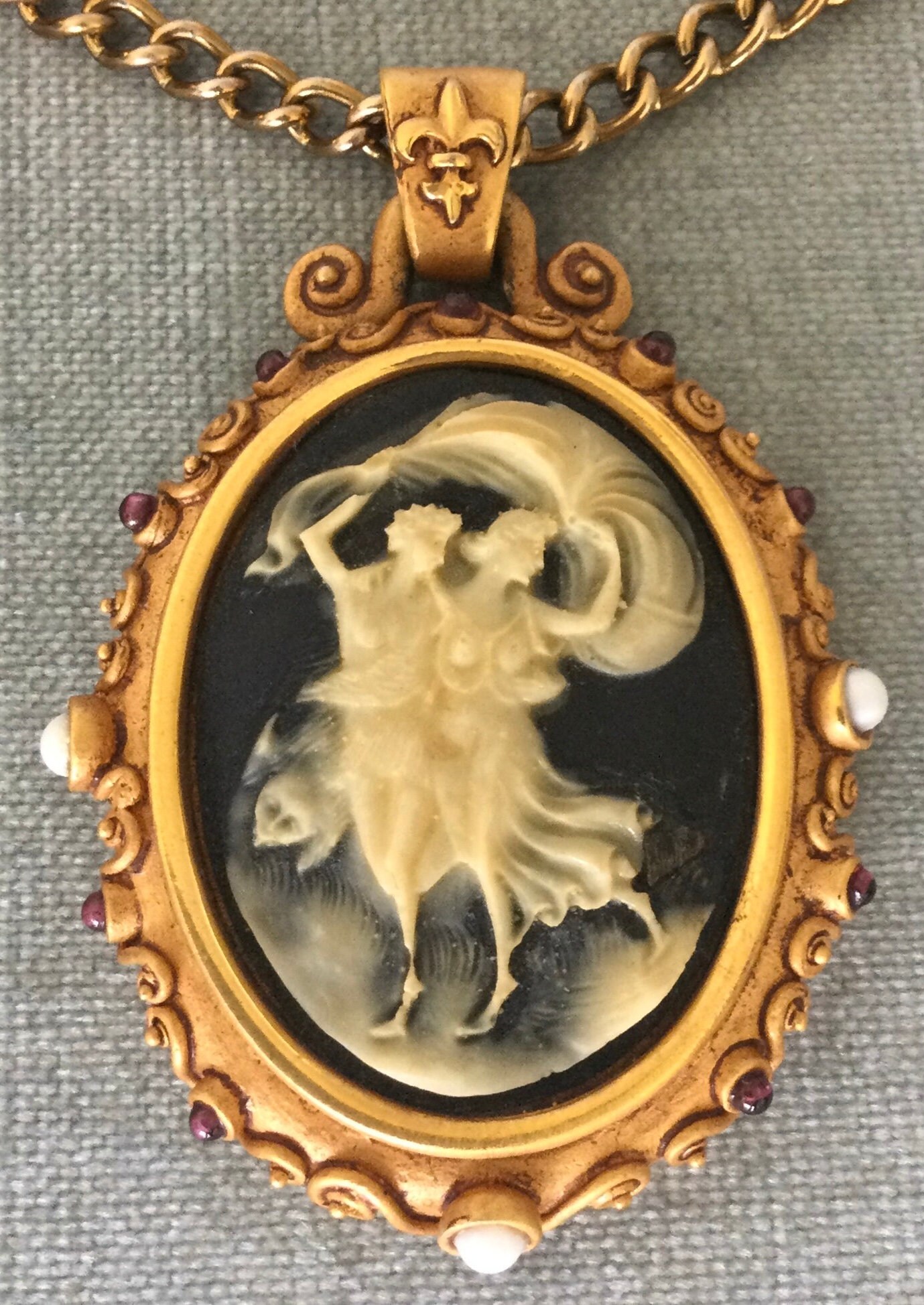 Lovely LESLIE BLOCK Signed CAMEO Glass Cabochons Pearls Pendant Chain Necklace Gold Metal Vintage Designer Runway Couture Couple Statement