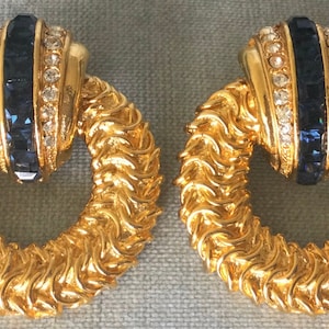 Livfulla ÖVERSTORA Safirblå DÖRRKNÄCKARE-RINGAR Art Deco-hängande örhängen i klara kristaller Guldmetall Vintage Couture Catwalk-uttalande
