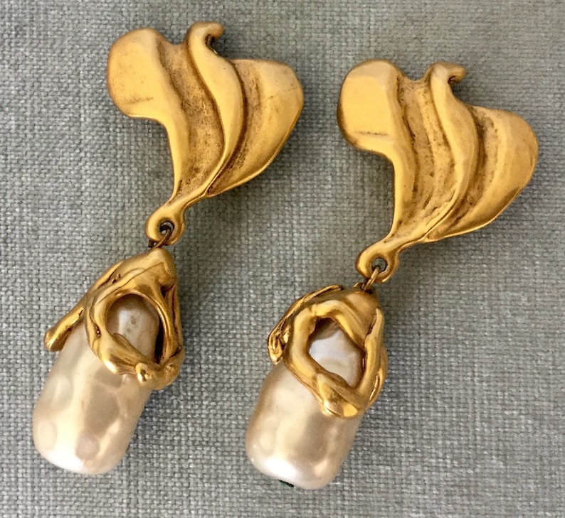 3\u201d Long DONNA KARAN Signed Baroque PEARL Charm Dangle Drop Earrings Gold Metal Modernist Brutalist Vintage Runway Couture Designer Statement