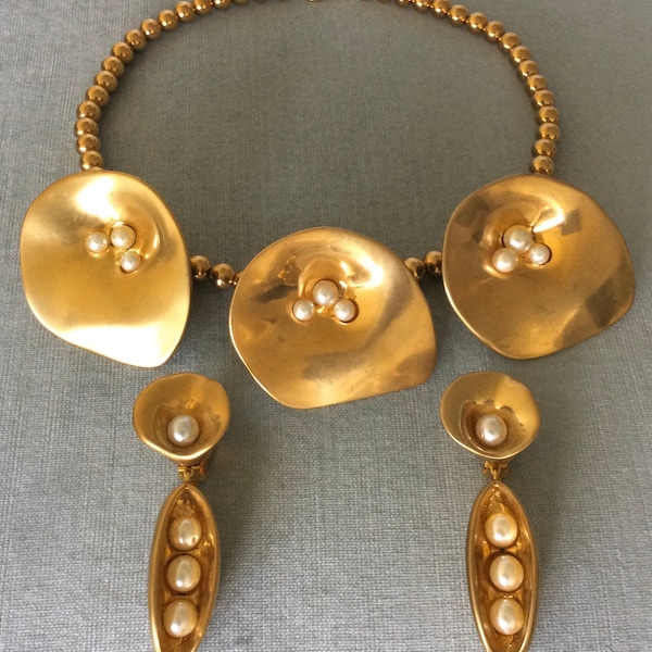 Modernist UNANYME Paris Signed CALLA LILY Pearls Choker Collar Necklace Drop Earrings Set Gold Metal Vintage Designer Runway Couture Flowers