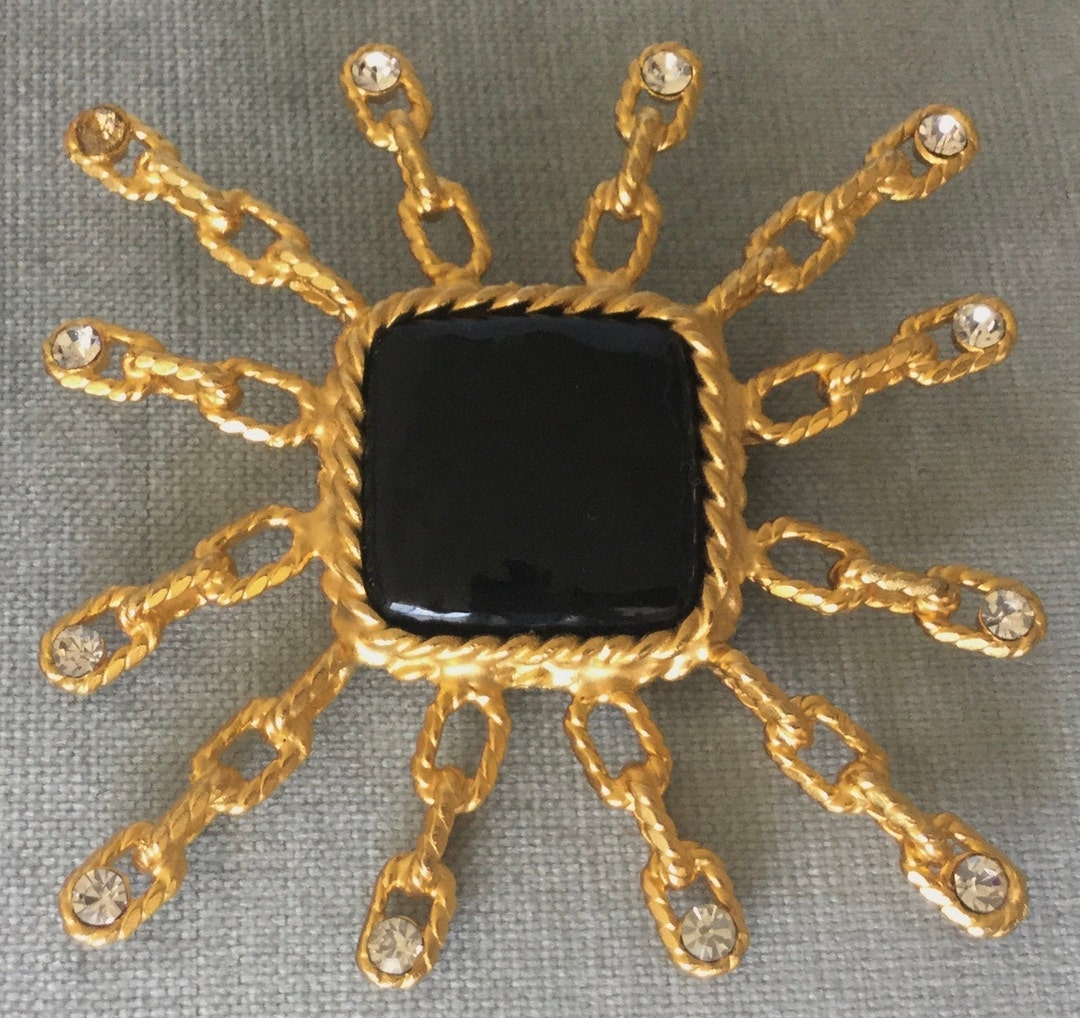 巨大なYOSCAサイン入りモダニストサンバーストチェーン付きブローチ