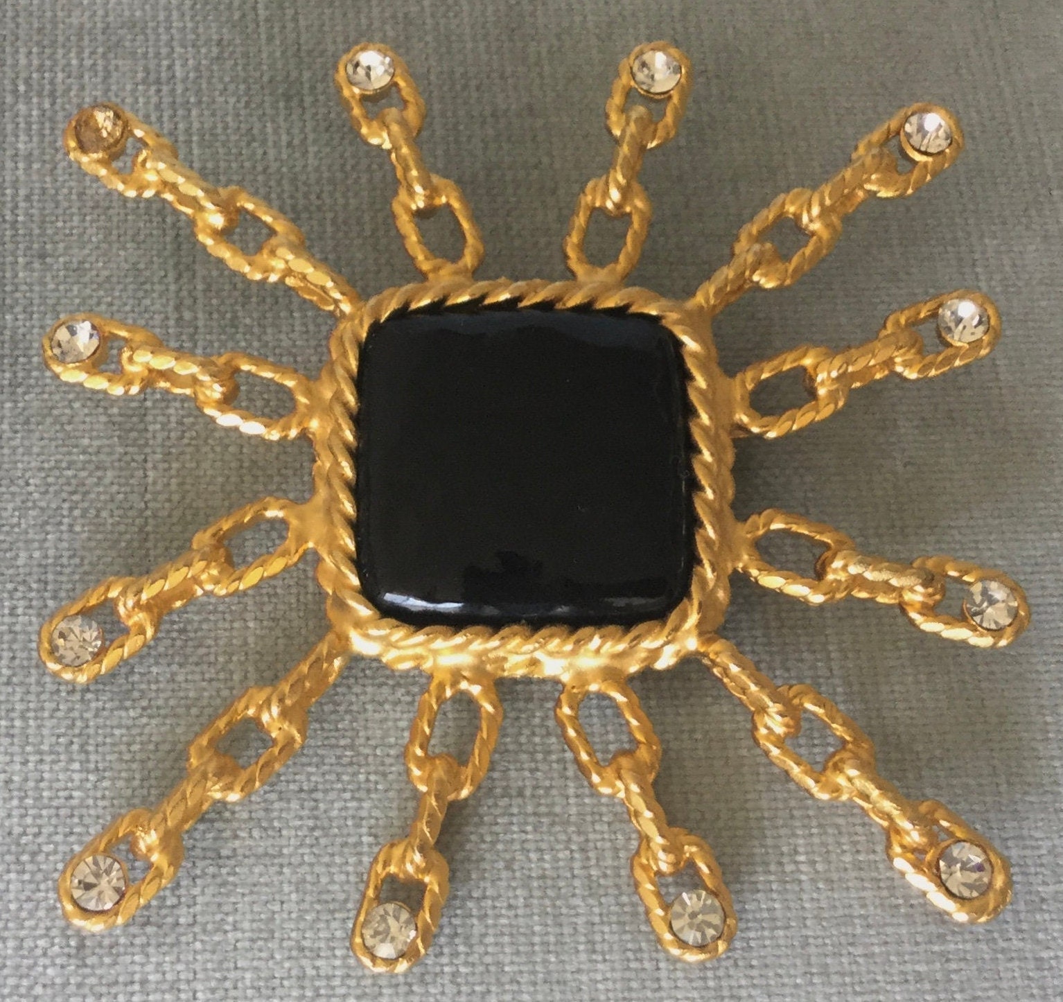 巨大なYOSCAサイン入りモダニストサンバーストチェーン付きブローチ