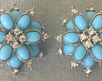 Precious ROXANNE ASSOULIN Signed FLOWER Turquoise Cabochon Diamanté Clear Crystal Clip Earrings Silver Metal Vintage Designer Runway Couture