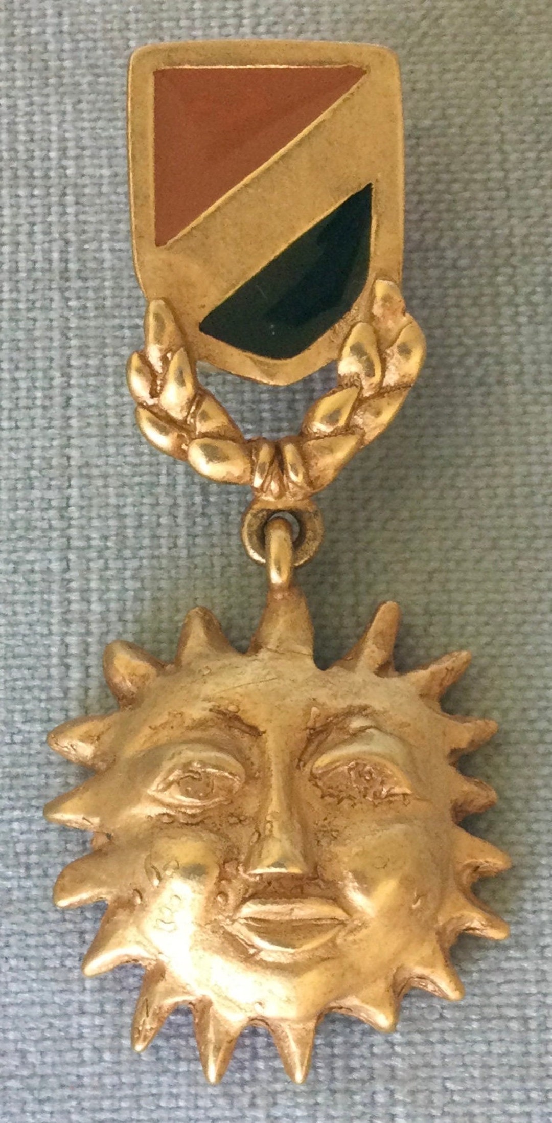 ブローチ DKNY il_1080xN.3399647243_869z.jpg