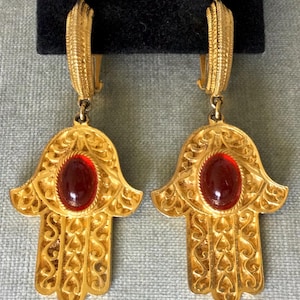 Sällsyntaste ALEXIS KIRK HAMSA Handberlock Rubinröd Lucit Cabochon 7,5 cm Droppformade Hoops Örhängen Guldmetall Vintage Designer Catwalk Couture Statement