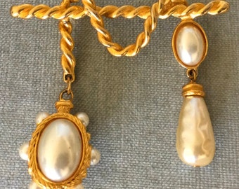 Amazing BAROQUE PEARLS On ROPE Dangling Medallion Teardrop Charms Brooch Pin Gold Metal Vintage Designer Runway Couture Victorian Statement