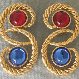 Fantastiska ORENA PARIS Signerade SWIRL Moghul Jewels of India Safir Rubin Glas Cabochon Örhängen Guldmetall Vintage Designer Couture Statement