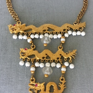 Enorme dije de cuentas de lucita Triple DRAGON firmado por KENNETH LANE Couture de 18 cm de largo, collar babero de metal dorado, estilo vintage de diseñador, estilo de pasarela.