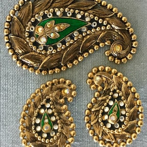 Massivt hantverk Signerad Byzantinsk Paisley Moghul Emalj Kristall Strass Brosch Nål Örhängen Set Guldmetall Vintage Designer Catwalk Couture