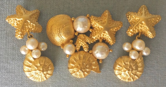 VTG NICE LOT OF 4 Vintage Gold Tone Faux Pearl & Art Deco Sweater