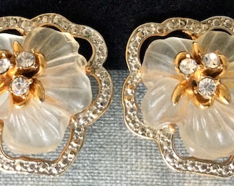 Vintage designer statement Gold-Tone lucite Flower Brooch Vintage Lucite Flower Pin In Retro Costume Pins & Brooches  main image 3