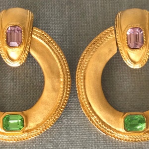 Extra grote BLANCA ondertekende Etruskische DOORKNOCKER RING Glazen cabochons Drop Dangle Oorbellen goudkleurig metaal Vintage Designer Runway Couture Statement