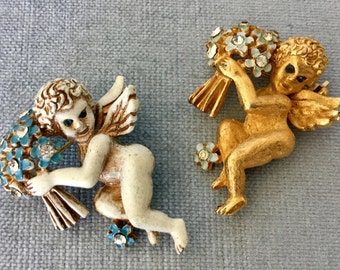 Paar FLORENZA ondertekende CUPIDS & FLOWERS broches Pin Diamanté kristallen goud wit emaille metaal Vintage zeldzame ontwerper Couture figurale engel