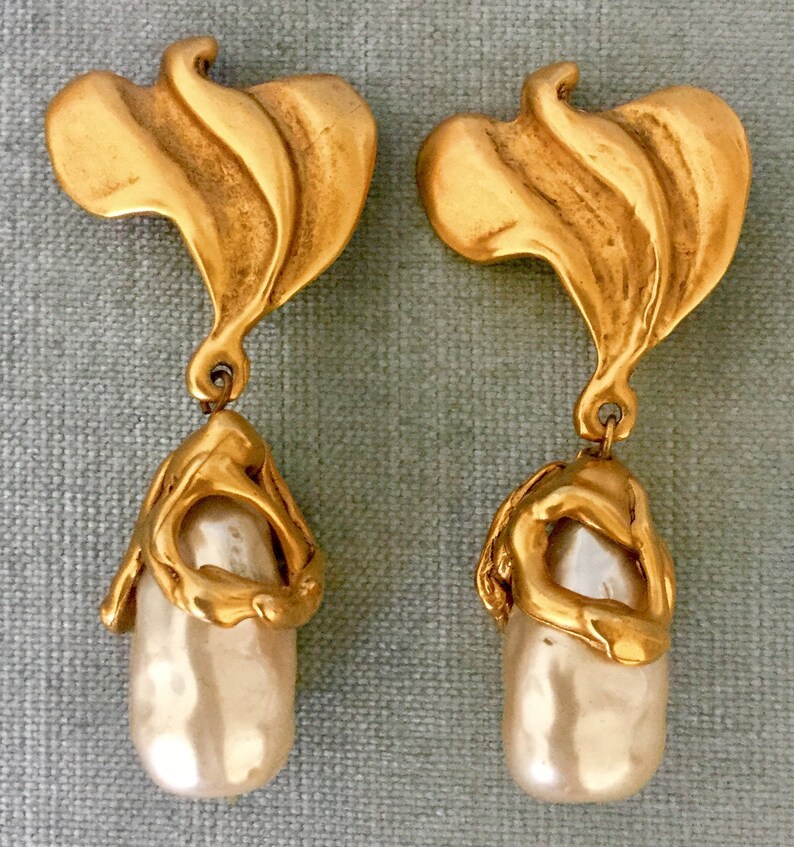 3\u201d Long DONNA KARAN Signed Baroque PEARL Charm Dangle Drop Earrings Gold Metal Modernist Brutalist Vintage Runway Couture Designer Statement