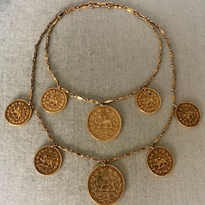 Colgante elegante con dije de moneda de león firmado GOLDETTE, collar de cadena doble, metal dorado, diseñador vintage, pasarela, alta costura, declaración bizantina etrusca