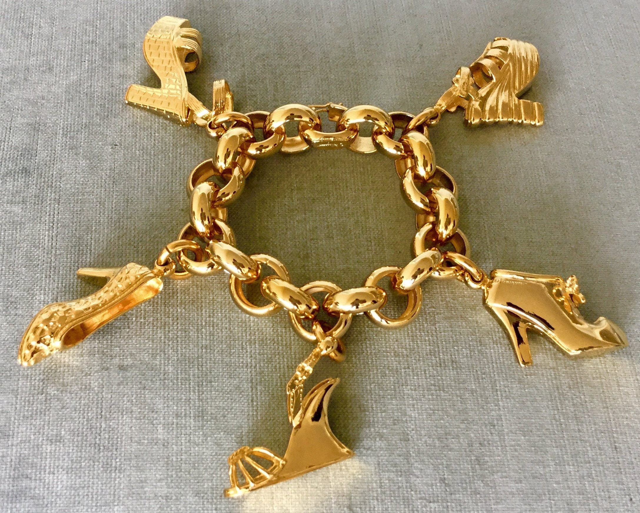 MAGNIFICENT LOUIS VUITTON 18K GOLD CHARM LUGGAGE BRACELET 7 CHARMS WITH  BOX