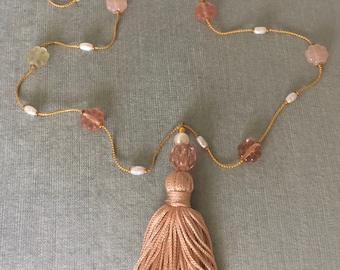 ANNE KLEIN Signed Pink TASSEL 4 3/4” Pendant Long Chain Necklace Pearls Flower Lucite Cabochons Gold Metal Vintage Designer Runway Couture