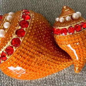Skulpturellt HANTVERK Signerad Orange EMALJ SNÄCKSNÄLLA Broschnål Rubinröda Kristaller Pärlor Guldmetall Vintage Designer Couture Catwalk Hav