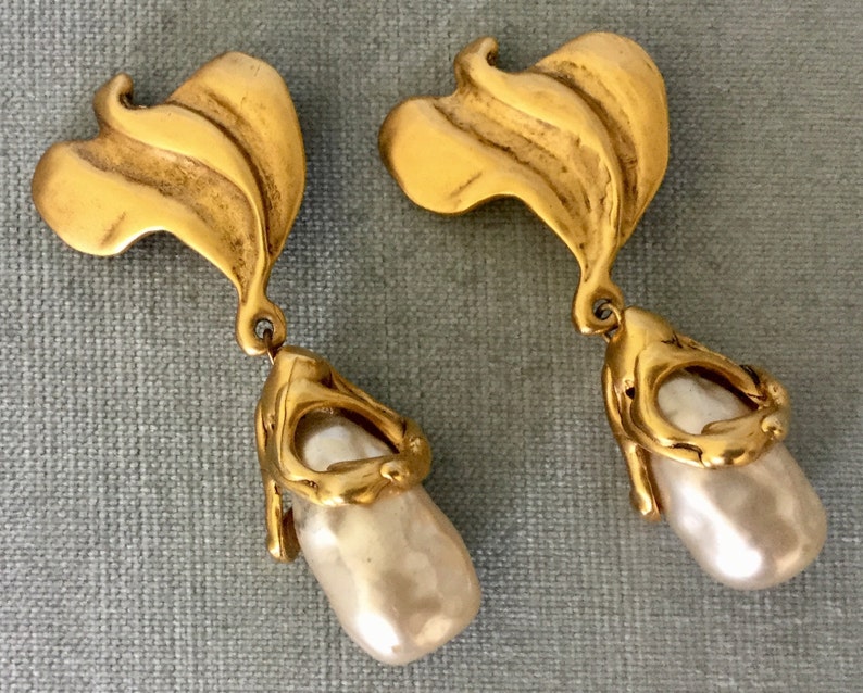3\u201d Long DONNA KARAN Signed Baroque PEARL Charm Dangle Drop Earrings Gold Metal Modernist Brutalist Vintage Runway Couture Designer Statement