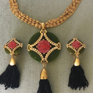 Asiatiskt hantverk Signerad MEDALLON TASSEL Hänge Jade Rubinkristaller Choker Långt Halsband Droppörhängen Set Guldmetall Vintage Designer Couture