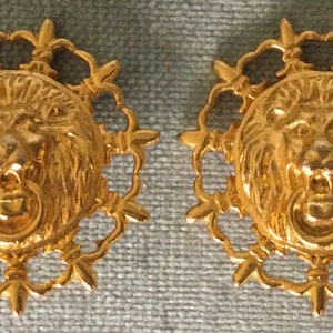 Iconic ANNE KLEIN Signed LION&#39;s Head & Fleur de Lis Coin Earrings Gold Metal Vintage Designer Runway Couture Big Statement Animal Logo Clip