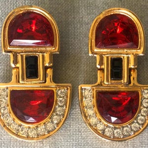 Underbara CRAFT Signerade ART DECO-örhängen med dörrknackare, rubinröda glaskristaller, guldmetall, vintagedesigner, catwalk, couture-uttalande