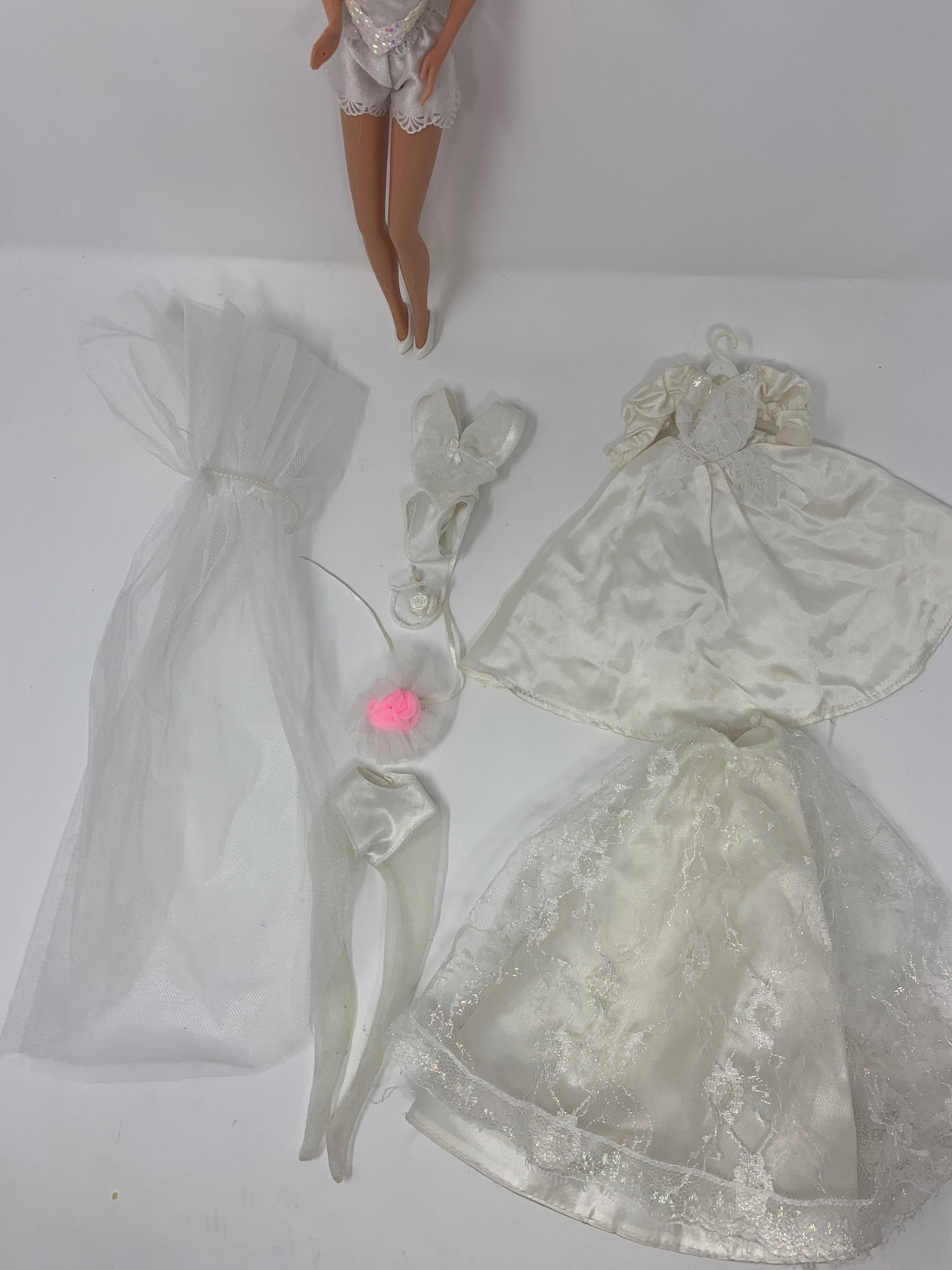 barbie wedding dress 90s Barbie's first ever bridal gown I won on eBay for $10! Outfit #972, "Wedding day." Missing a few original items that came with set, but i'm happy! : r/ Barbie